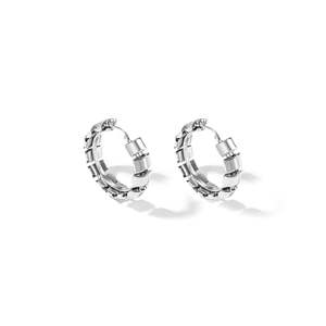 Boucles d'oreilles créoles géométriques classiques en acier inoxydable avec placage rhodium, élégantes et stylées - Product Image 1