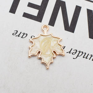 Pendentif <span class=keywords><strong>feuille</strong></span> <span class=keywords><strong>d</strong></span>'érable en alliage <span class=keywords><strong>d</strong></span>'émail, nouvelles couleurs <span class=keywords><strong>d</strong></span>'huile, plante, breloques pour bricolage, fabrication <span class=keywords><strong>d</strong></span>'accessoires de collier - Product Image 4