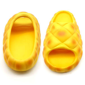 Moda estiva femminile punta aperta piatta per pantofole EVA decompressione con piattaforma di ananas morbido Design rosso sentire cacca a passo - Product Image 3