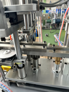 Ligne de production multi-stations pour le chargement de billes, le remplissage de graisse et le pressage d'étanchéité - Product Image 1