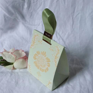 Boîte à bonbons triangulaire de style français, gaufrée, pour mariage, haut de gamme, style Instagram, boîte d'emballage alimentaire créative en carton, vente en gros - Product Image 6