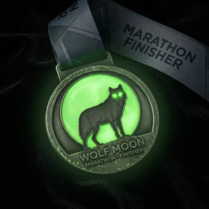 Medalla Luminosa Personalizada <span class=keywords><strong>para</strong></span> Carrera Nocturna, Premio Lobo Lunar de Aleación de Zinc Plateado Antiguo <span class=keywords><strong>para</strong></span> Finalistas de Maratón y Eventos Deportivos - Product Image 1
