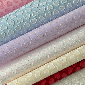 กระดาษห่อดอกไม้วาเลนไทน์ลายหัวใจลูกพีชแบบนูนและเว้า ปี 2026 รุ่น New Love Embossed Packaging Paper - Product Image 4