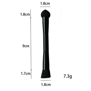 Manche en bois noir usine en gros cheveux synthétiques <span class=keywords><strong>pinceau</strong></span> de <span class=keywords><strong>maquillage</strong></span> pointe éponge pour l'utilisation du visage <span class=keywords><strong>pinceau</strong></span> de fond de teint correcteur à <span class=keywords><strong>Double</strong></span> extrémité - Product Image 2