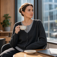 Fabrikverkauf: Damen-Strickjacke im Zweiteiler-Look aus Nylon, Viskose, Baumwolle und Polyester für Freizeit- und Alltagsoutfits