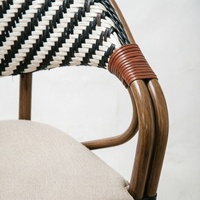 Ensemble table et chaises d'extérieur en alliage d'aluminium moderne et simple, modèle MHD-007, emballé pour la livraison, idéal pour balcon, jardin, restaurant, café, gîte.