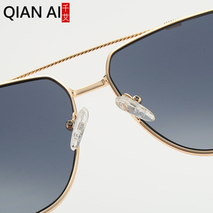 Lunettes de soleil irrégulières Qian Ai, monture dorée, verres en acrylique, unisexe, protection UV 100 % pour la conduite et la mode - Product Image 4