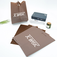 Sac en plastique personnalisé avec logo imprimé, soufflet latéral en PE, poignée découpée pour l'emballage de vêtements en magasin