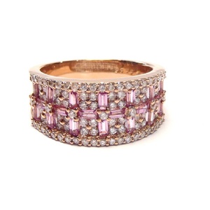 Nouveauté : Bague large en or rose 18 carats avec diamants baguette et saphir rose, design en matériaux spéciaux, idéale pour un cadeau de fête des Mères - Product Image 1