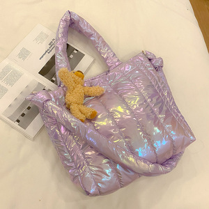 Sac à main matelassé en nylon avec logo personnalisé, couleur dégradée, sac fourre-tout rembourré, sac à bandoulière pour femme, sac en nylon matelassé et gonflé - Product Image 5