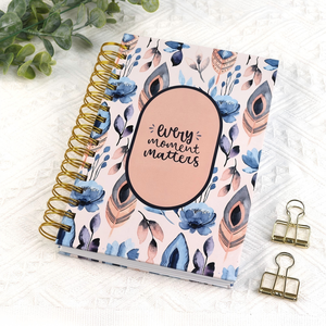Agenda con Citazioni Motivazionali, Fiori e Piume in Stile Acquerello, Perfetta per la Pianificazione Quotidiana e la Mindfulness - Product Image 1