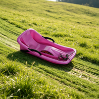 Vente en gros usine – Traîneau de ski en plastique rose vif avec siège ergonomique incurvé et cordon de traction – Traîneau durable pour la neige, les pentes et les sports d'hiver en extérieur