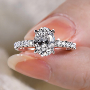 Anillo de compromiso SGARIT ovalado personalizado de oro blanco de 14k con medio pavé de diamantes cultivados en laboratorio VVS D de 2 quilates, joyería con certificado IGI para mujer - Product Image 4