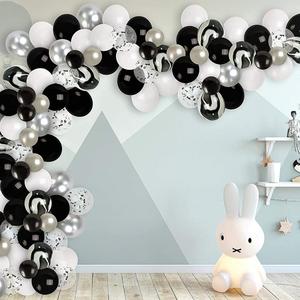 globo blanco y negro