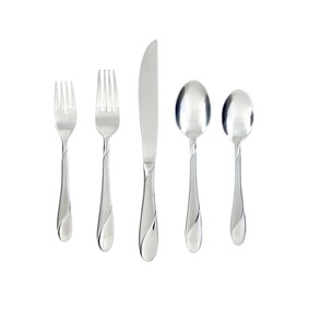 Ensemble de couverts exclusifs en métal doré de créateur, look moderne et luxueux, parfait pour les fêtes de mariage et les événements - Product Image 4