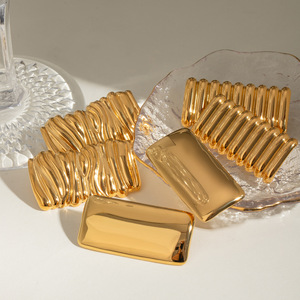 Pendientes Geométricos Cuadrados de Acero Inoxidable con Baño de Oro de 18k, Diseño de Ondas, Joyería Moderna, Accesorio de Moda - Product Image 4