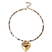 Collier Maillard à imprimé léopard exagéré, pendentif en forme de cœur, rétro et haut de gamme, un accessoire de mode transfrontalier
