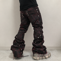 DiZNEW – Nouveau Jean Homme Streetwear Rouge et Noir Effet Vieilli avec Œillets et Clous, Style Denim Déstructuré et Empilé