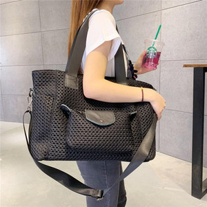 Bolso de hombro ligero de malla negra para mujer, con diseño hueco, correa única, bolso de viaje para mujer, organizador de viaje. - Product Image 4