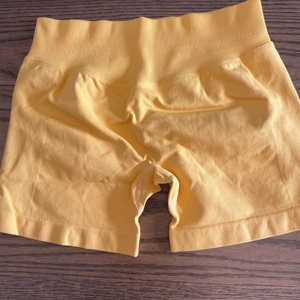 <span class=keywords><strong>Set</strong></span> Sportivo da <span class=keywords><strong>Palestra</strong></span> a 2 Pezzi con Logo Personalizzato, Top Lungo con Spalline e Pantaloncini Senza Cuciture con Effetto Scrunch, <span class=keywords><strong>Abbigliamento</strong></span> Yoga - Product Image 5