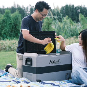 Réfrigérateur portable mini pour voiture T60 Alpicool 56,5l, 12V, congélateur, glacière électrique pour <span class=keywords><strong>camping</strong></span>, double zone, fiable, avec roulettes - Product Image 4