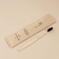 Brosse à dents en bambou biodégradable emballée dans du papier kraft, manche plat et lisse, pour les hôtels, les villas, les touristes, pour le nettoyage des dents
