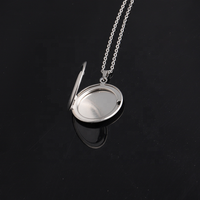 Collier avec pendentif en acier inoxydable personnalisé avec photo et nom gravés, couple ouvrant un médaillon
