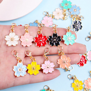 Lote de llaveros <span class=keywords><strong>y</strong></span> colgantes florales de flor de cerezo rosa esmaltada, estilo Sakura, para accesorios de marcadores de punto de ganchillo hechos a mano - Product Image 1