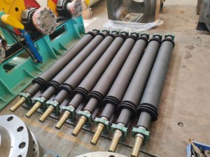 Rouleau en caoutchouc industriel personnalisé avec noyau métallique et revêtement - Product Image 4