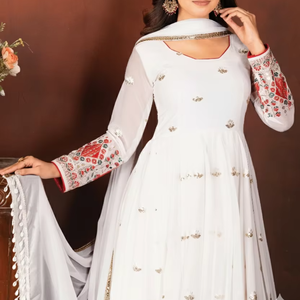 ชุดคุร์ตาอานาร์กาลีปักลายสีขาวสำหรับผู้หญิง Unity Luxure พร้อมผ้าคลุมไหล่ ผ้าจอร์เจตต์พรีเมียม ระบายอากาศได้ดี เหมาะสำหรับฤดูร้อน สง่างาม เหมาะสำหรับงานเทศกาล - Product Image 1