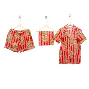 Ensemble de pyjama pour femmes à rayures rouges et imprimé tigre, manches courtes, vêtements de nuit décontractés d'été, tissé 100% polyester, doux, avec fermeture à boutons - Product Image 1