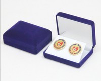 Boîtes cadeaux classiques en velours pour petits badges, boîtes carrées pour emballage de broches et épingles, 100 pièces, couleur personnalisée, MOQ 100 pièces