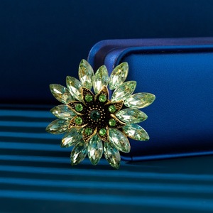 Broches de créateur en gros pour femmes, grandes broches fleurs en cristal, épingles à strass pour vêtements, bijoux de mode en métal - Product Image 3