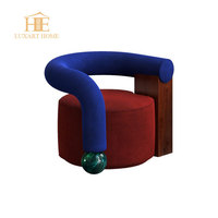 Fauteuil d'appoint de luxe pour salon, design élégant, revêtement en bois et tissu, base en marbre, fauteuil de détente