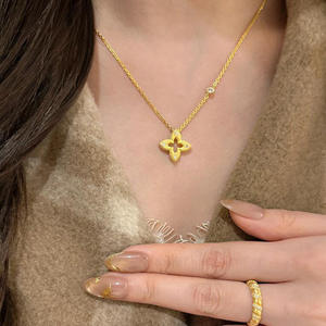 Raffinata Collana con Ciondolo Quadrifoglio Placcato Oro in Acciaio al Titanio con Zirconi - Product Image 3