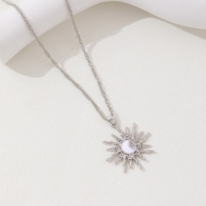 Collana con Ciondolo <span class=keywords><strong>Tre</strong></span> in Uno Sole Stella Luna Design Unico con Strass Brillanti Gioiello Versatile Retrò da Donna per Uso Quotidiano e Feste - Product Image 6