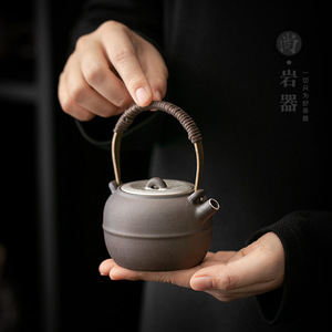 Tetera de Cerámica Rústica Redonda de Arcilla Negra con Tapa, Juego de Té Kung Fu Hecho a Mano - Product Image 3