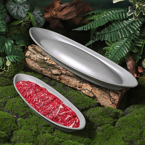 Vaisselle de style montagnais pour fondue : assiette de bœuf à la soupe aigre, assiette de bœuf coupé frais, assiette de bœuf en forme de bateau pour fondue. - Product Image 3