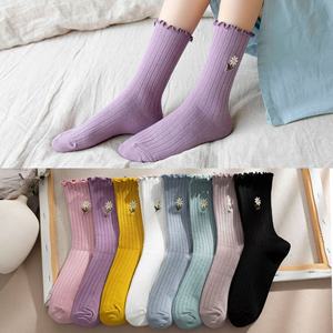 महिला नए मिड-बछड़े के पुष्प-विरोधी पर्ची कढ़ाई वाले छोटे छोटे डेज़ी स्ट्रिप्ड फीक्स कपास मोजे थोक - Product Image 2