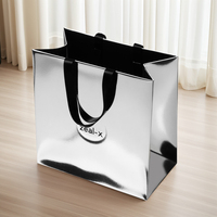 Fabrication d'un grand sac fourre-tout en papier de carton blanc Art Grands sacs en papier cadeaux de luxe noirs avec poignées et logo pour les entreprises