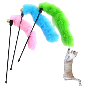 Juguete Masticable para Gatos con Plumas de Dibujos Animados, Ecológico y de Alta Calidad, con Campana, Hecho de Plástico Resistente - Product Image 1