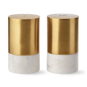 Juego de 2 saleros y pimenteros de mármol y latón, utensilios duraderos para especias y hierbas, solo lavar a mano, colección Iqbal, modelo DWSALTPEPPER02 - Product Image 1