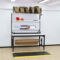 Table de travail d'emballage réglable en hauteur avec étagère de rangement et aménagement ergonomique pour un emballage efficace en entrepôt