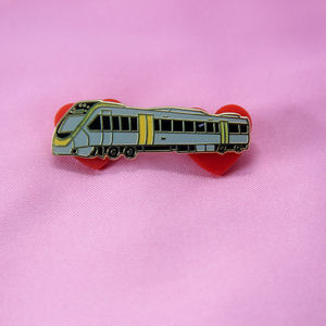 Pin de Esmalte Duro Personalizado de Latón Dorado con Forma de Tren y Corazón Rojo con Base de Goma - Product Image 4