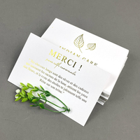 Cartes de visite personnalisées minimalistes avec logo en feuille d'or naturelle et gaufrage, coupon de réduction