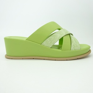 2025 nuevas zapatillas de cuñas cruzadas para exteriores de verano para mujer, sandalias transpirables y frescas de suela gruesa <span class=keywords><strong>verde</strong></span> lirio de <span class=keywords><strong>agua</strong></span> para mujer - Product Image 1