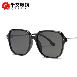 Gafas de Sol Unisex Qianai, Montura de Plástico y Metal Negra, Protección UV400, Lentes Tipo 3 para Hombre y Mujer - Product Image 1