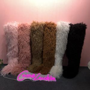 أحذية شتوية من الفرو المنغولي للنساء عالية الجودة باللونين الأسود والبني، أحذية فروية ناعمة، أحذية شتوية أنيقة للسيدات تصل إلى الفخذ - Product Image 1