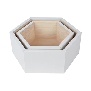 Estante de exhibición hexagonal de madera blanca al por mayor con caja de sombra característica de almacenamiento de pared colgante para dormitorio o sala de estar - Product Image 3
