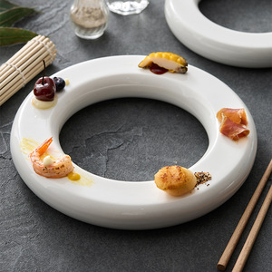 Assiette à donuts en céramique blanche de luxe, assiette de service créative en forme d'anneau pour la présentation de desserts dans les hôtels et les restaurants - Product Image 1